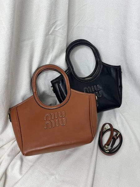 Miu miu حجم وسط عملي